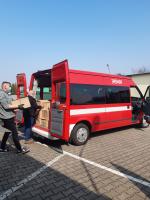 Załadunek kartonów z alkoholem dla UM w Kaliszu do pojazdu dostawczego